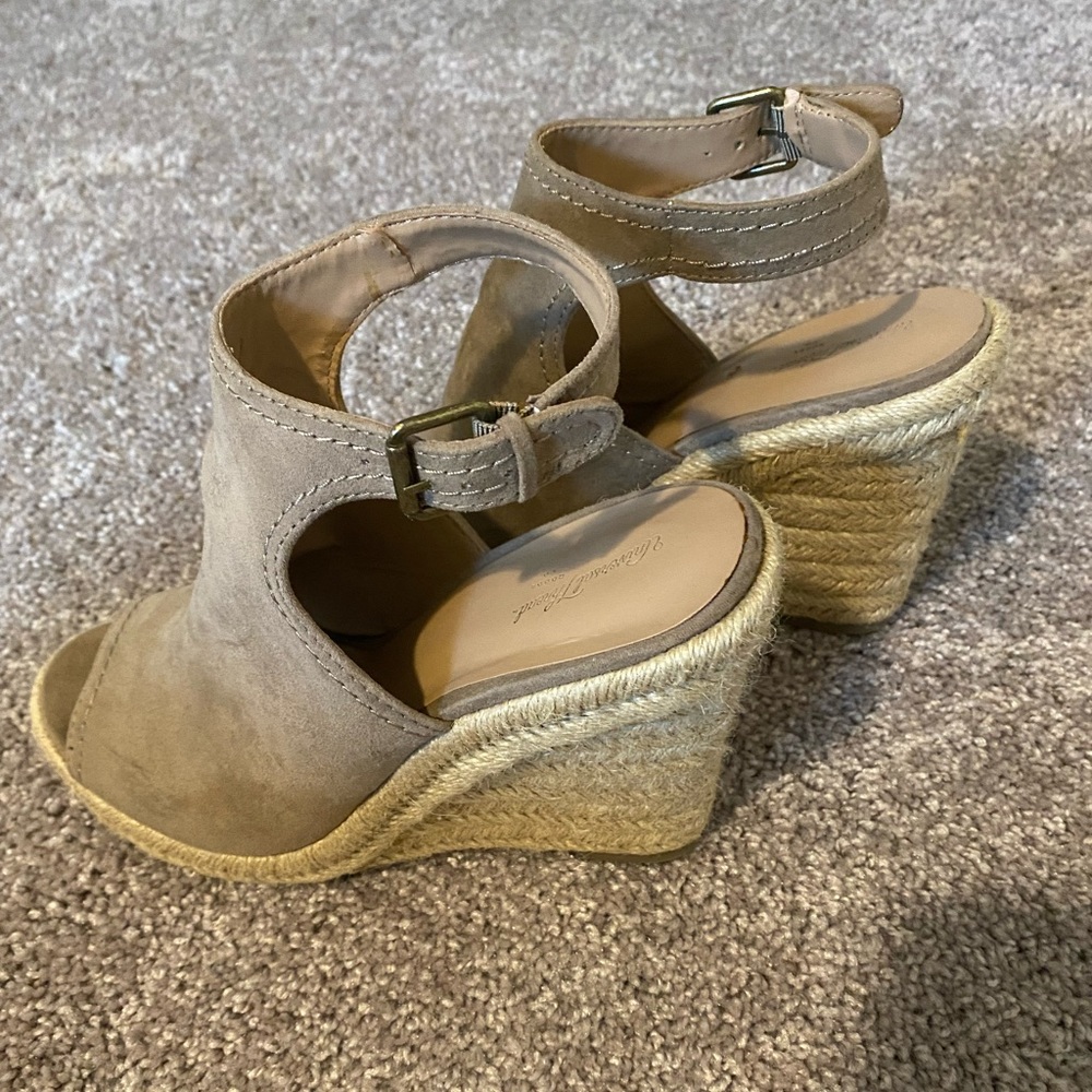 Nude wedges